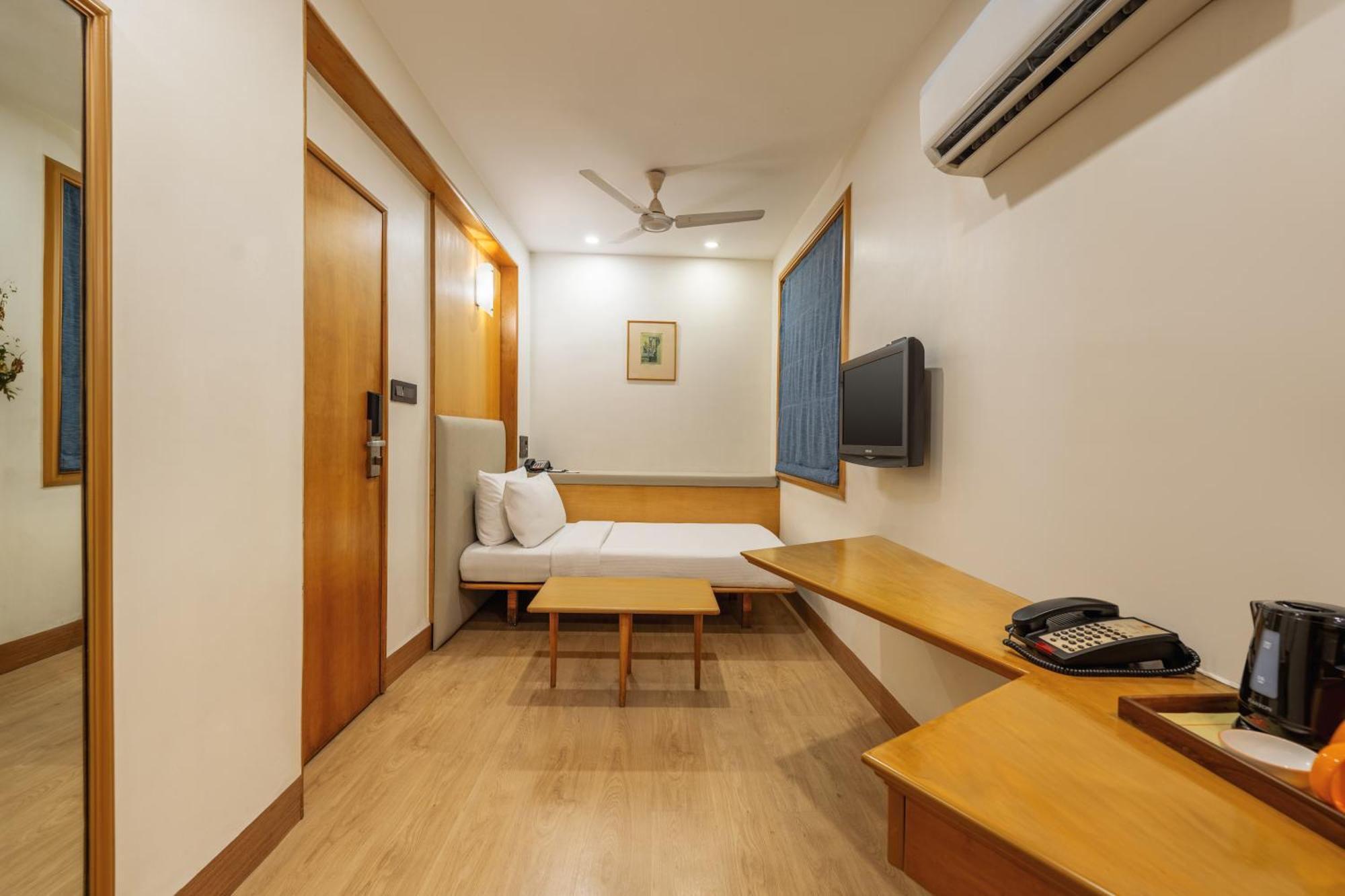 The Shalimar Hotel, Kemps Corner Мумбаи Номер фото